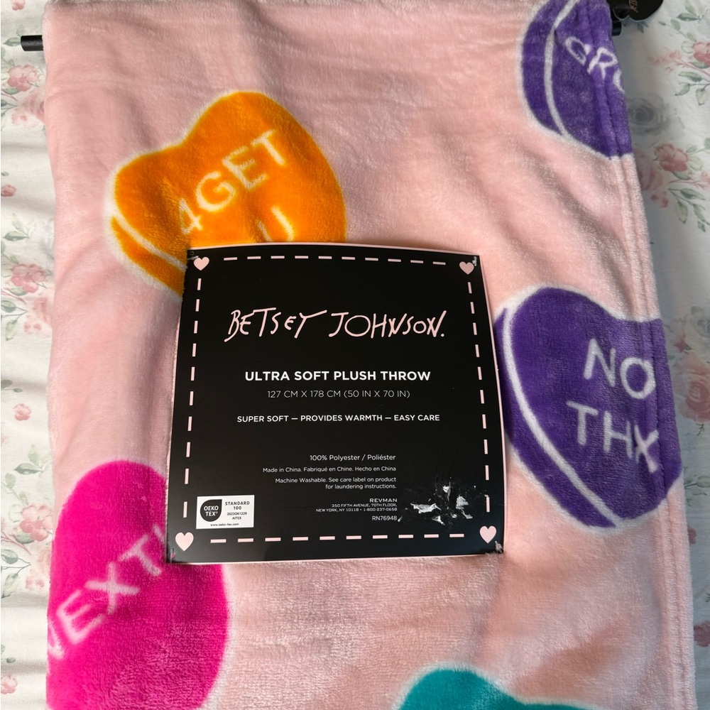 Betsey Johnson Candy Heart Plush Throw Blanket 50x70 Pink NWT - Picture 2 of 4